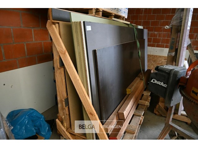 Bok met div soorten houten platen - afbeelding 1 van  2