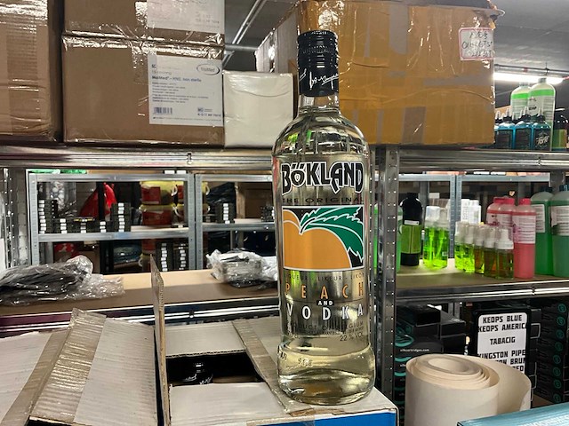 Bökland vodka likeur peach (48x) - afbeelding 1 van  2