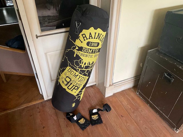 Bokszak met handschoenen - afbeelding 1 van  3