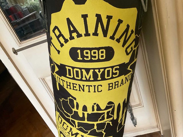 Bokszak met handschoenen - afbeelding 3 van  3