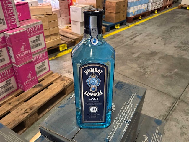 Bombay sapphire east gin (54x) - afbeelding 1 van  2