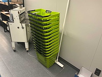 Boodschappen karren en interne boodschappen mandjes op rollen. - afbeelding 6 van  8
