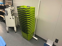 Boodschappen karren en interne boodschappen mandjes op rollen. - afbeelding 7 van  8