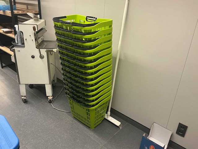 Boodschappen karren en interne boodschappen mandjes op rollen. - afbeelding 8 van  8
