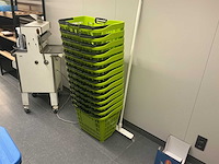 Boodschappen karren en interne boodschappen mandjes op rollen. - afbeelding 8 van  8