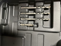 Boorhamer en accu schroevendraaier in koffer en accu slagmoer sleutel