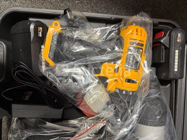 Boorhamer en accu schroevendraaier in koffer en accu slagmoer sleutel - afbeelding 3 van  6