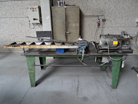 Boormachine op metalen tafel - afbeelding 1 van  5