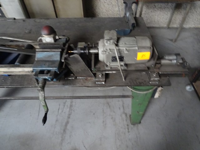 Boormachine op metalen tafel - afbeelding 2 van  5