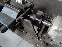 Boormachine op metalen tafel - afbeelding 3 van  5