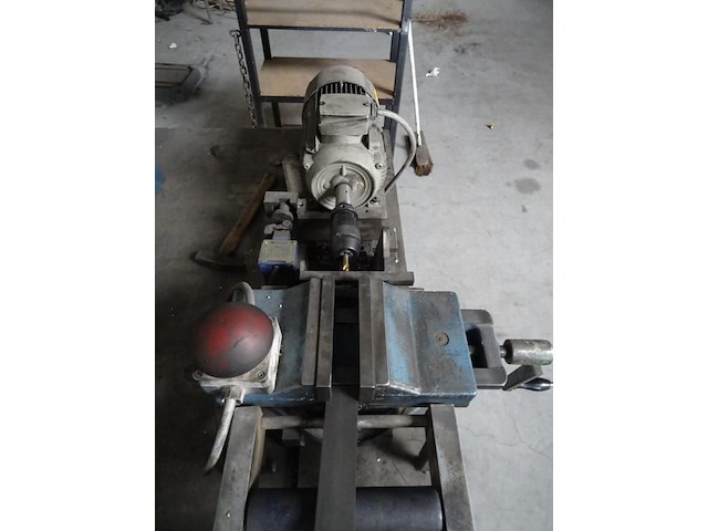 Boormachine op metalen tafel - afbeelding 4 van  5