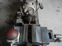 Boormachine op metalen tafel - afbeelding 4 van  5