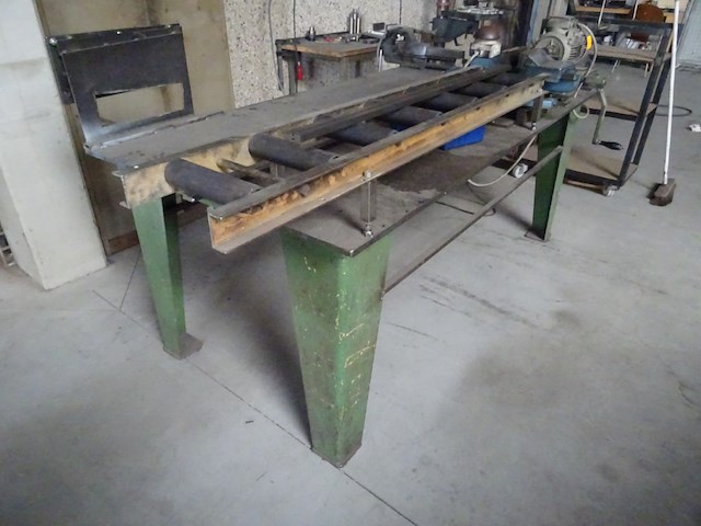 Boormachine op metalen tafel - afbeelding 5 van  5
