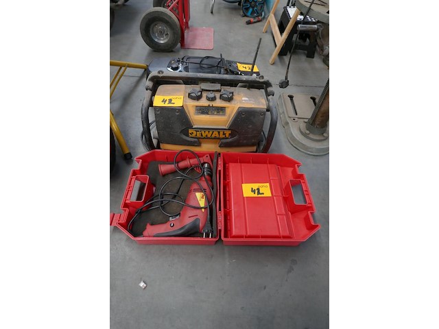 Boormachine + werfradio's - afbeelding 1 van  4