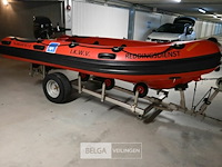 Boot highfield met buitenboordmotor en met strandtrailer
