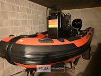 Boot highfield met buitenboordmotor en met strandtrailer