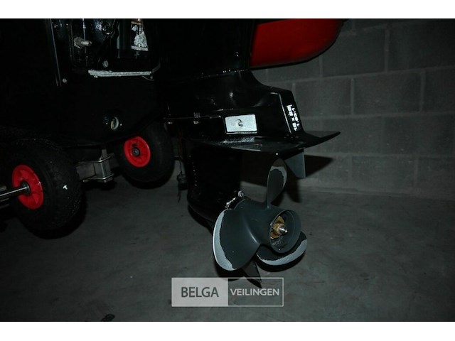 Boot highfield met buitenboordmotor en met strandtrailer - afbeelding 8 van  10