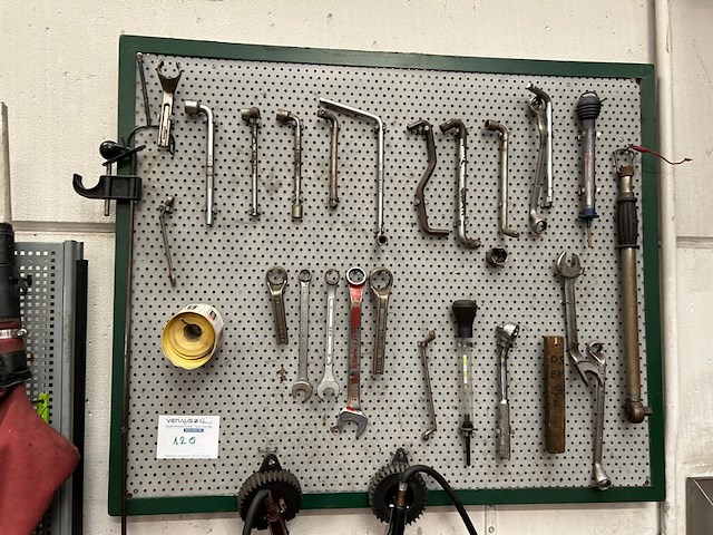 Bord met gereedschap - afbeelding 1 van  4