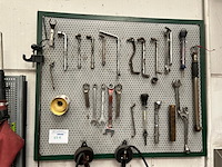 Bord met gereedschap - afbeelding 1 van  4