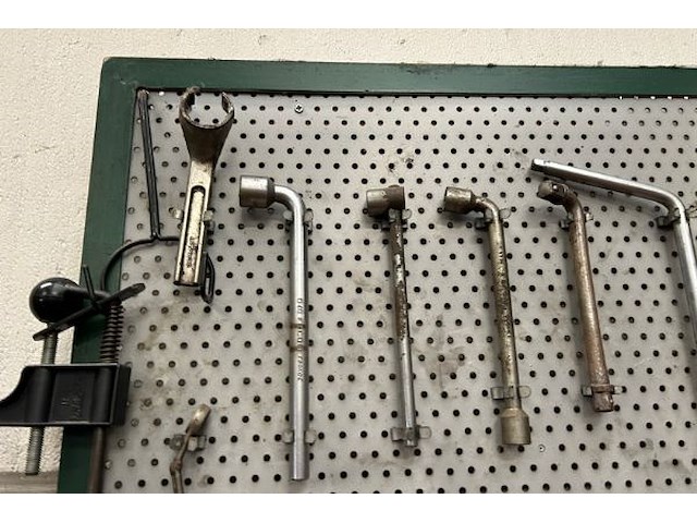 Bord met gereedschap - afbeelding 2 van  4