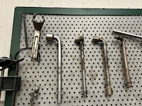 Bord met gereedschap - afbeelding 2 van  4