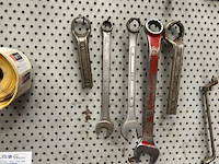 Bord met gereedschap - afbeelding 4 van  4