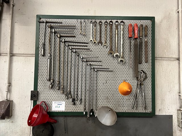 Bord met gereedschap - afbeelding 1 van  4