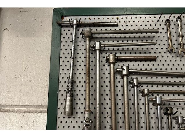 Bord met gereedschap - afbeelding 2 van  4