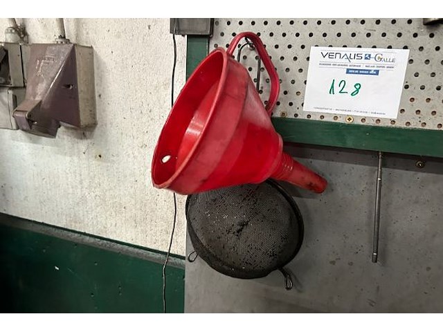 Bord met gereedschap - afbeelding 4 van  4