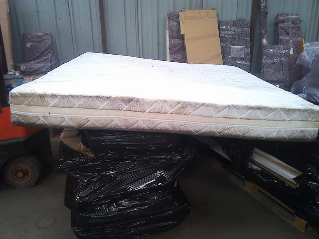 Borstbed 200 x 200 - met matras - beige fluweel - afbeelding 16 van  17