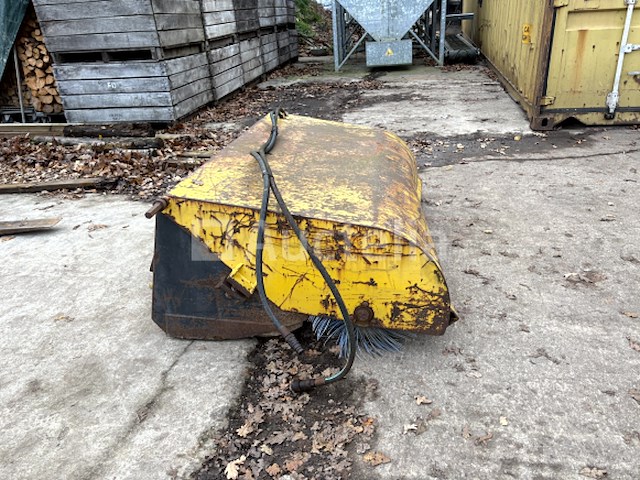 Borstel veegmachine - afbeelding 1 van  9