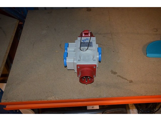 Borstel voor hogedrukreiniger karcher, 3 graskantstekers gardena, stekkerblok, 2 lege pvc koffers bosch - afbeelding 2 van  11
