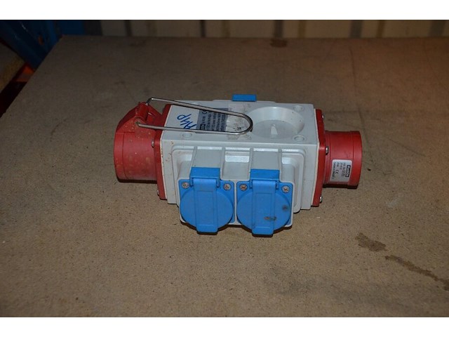 Borstel voor hogedrukreiniger karcher, 3 graskantstekers gardena, stekkerblok, 2 lege pvc koffers bosch - afbeelding 3 van  11