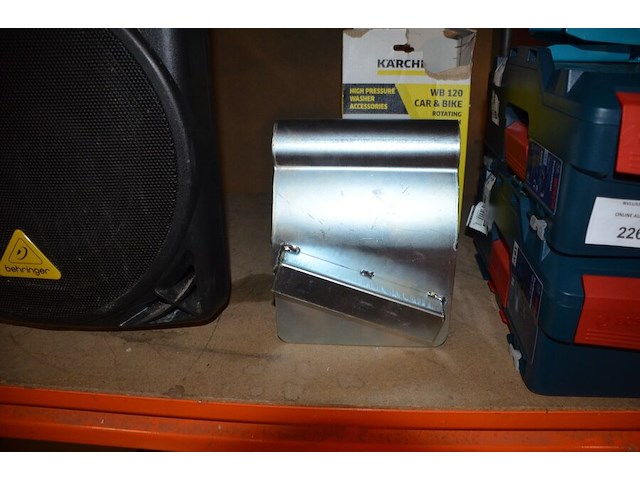 Borstel voor hogedrukreiniger karcher, 3 graskantstekers gardena, stekkerblok, 2 lege pvc koffers bosch - afbeelding 6 van  11