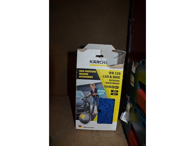 Borstel voor hogedrukreiniger karcher, 3 graskantstekers gardena, stekkerblok, 2 lege pvc koffers bosch - afbeelding 9 van  11