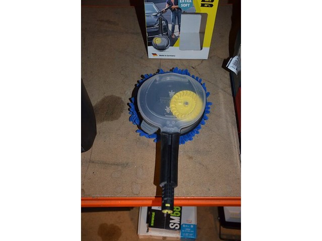 Borstel voor hogedrukreiniger karcher, 3 graskantstekers gardena, stekkerblok, 2 lege pvc koffers bosch - afbeelding 10 van  11