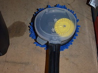 Borstel voor hogedrukreiniger karcher, 3 graskantstekers gardena, stekkerblok, 2 lege pvc koffers bosch - afbeelding 10 van  11