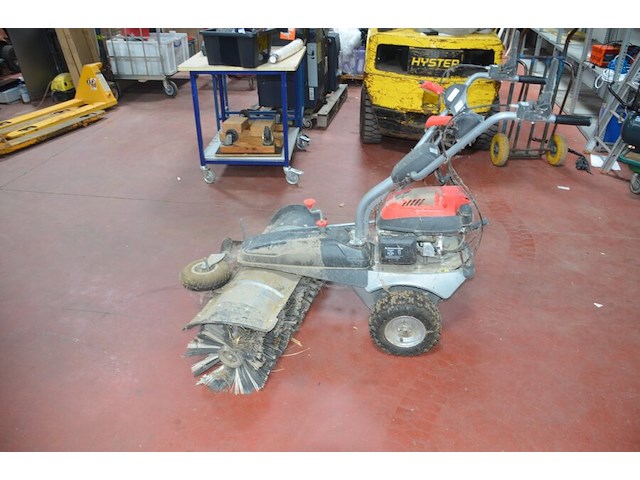 Borstelmachine met opvangbak en sneeuwschuif lumag km-1000 (2) - afbeelding 11 van  16