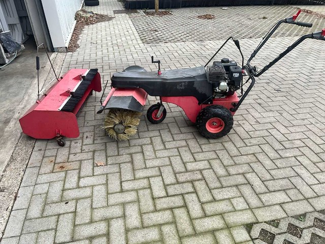 Borstelmachine met opvangbak overige aannemersmateriaal - afbeelding 1 van  4