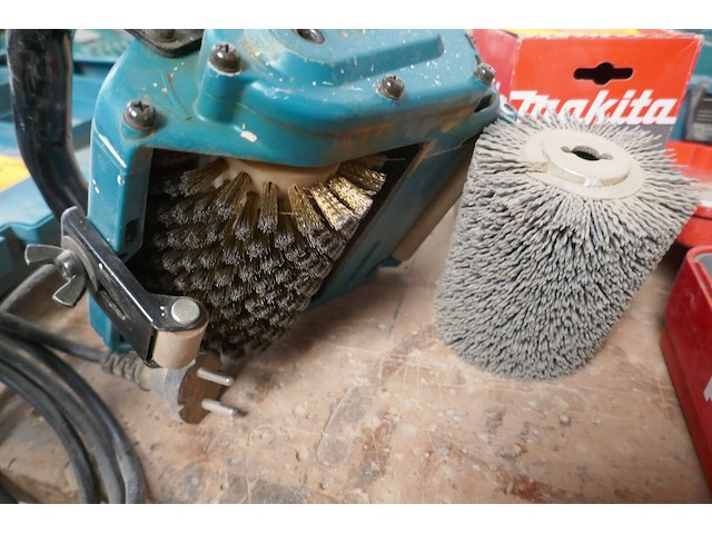 Borstelschuurmachine makita - afbeelding 2 van  2