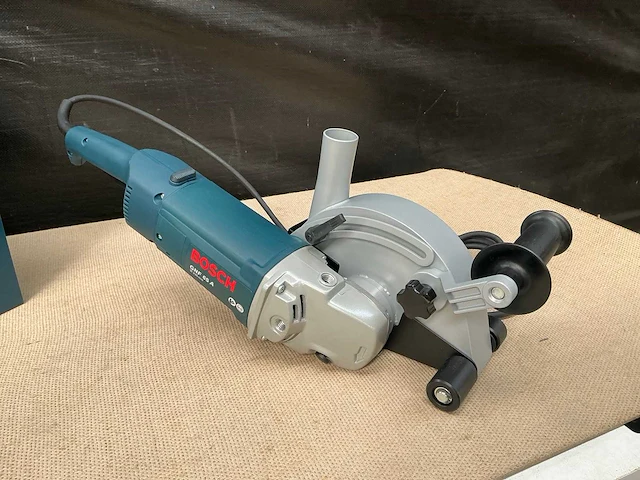 Bosch haakse slijpmachine met stofkap - afbeelding 3 van  7