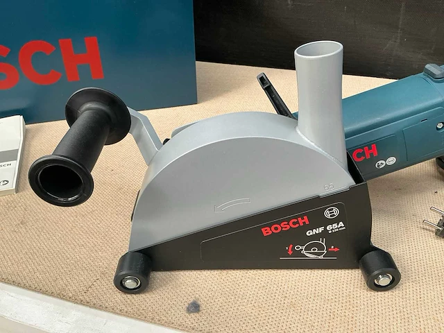 Bosch haakse slijpmachine met stofkap - afbeelding 1 van  7