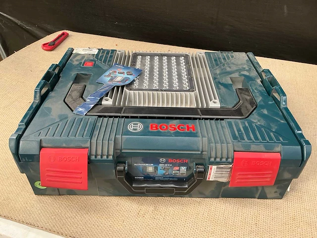 Bosch portaled 136 materiaalkoffer met led lamp (2x) - afbeelding 1 van  4