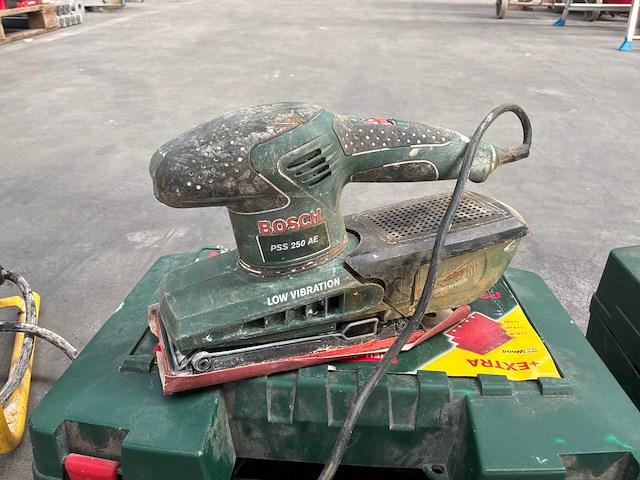 Bosch schuurmachine (2x) en werflamp - afbeelding 3 van  3