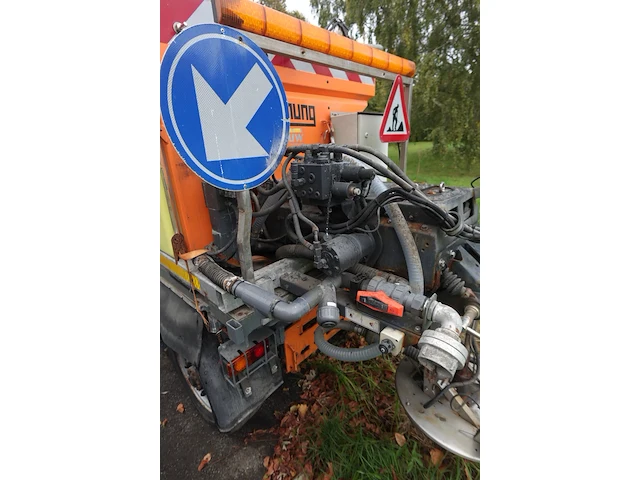 Boschung fietspadnatzoutstrooier + sneeuwschuif + sneeuwborstel - afbeelding 16 van  20