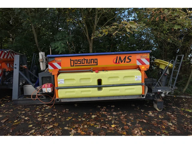 Boschung natzoutstrooier op slede - afbeelding 1 van  11