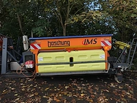 Boschung natzoutstrooier op slede