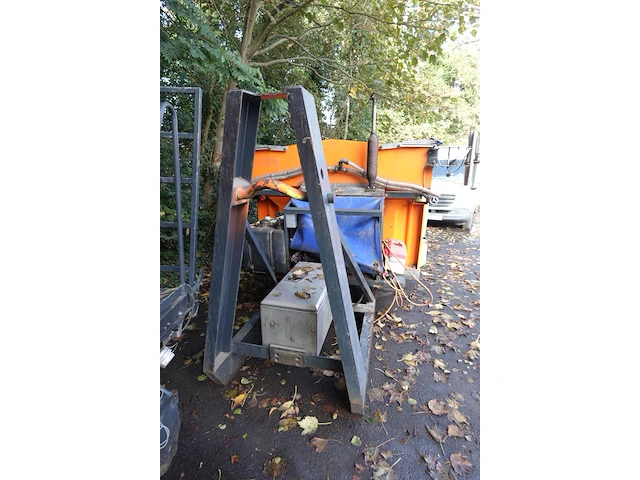 Boschung natzoutstrooier op slede - afbeelding 5 van  11