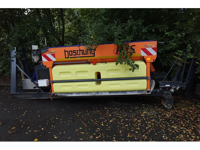 Boschung natzoutstrooier op slede - afbeelding 1 van  12