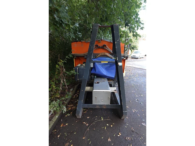 Boschung natzoutstrooier op slede - afbeelding 6 van  12